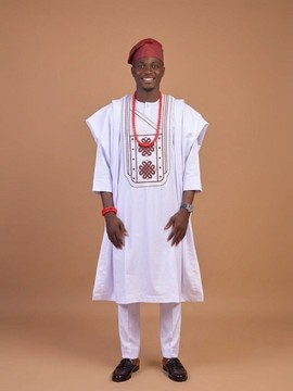 Ensemble Agbada blanc royal africain pour garçons d’honneur avec broderie marron à nœuds