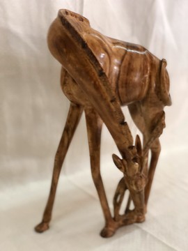 Sculpture de girafe en bois exotique avec son petit, une pièce de décoration intérieure raffinée et intemporelle