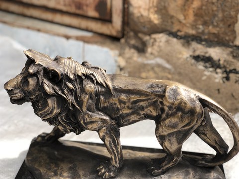 Sculpture de lion en bronze détaillée méticuleuse / sculpture de table de décoration intérieure / style intérieur