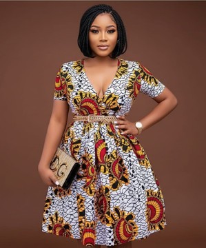 Robe évasée de luxe en Ankara – Robe patineuse midi à col V en imprimé africain, tenue pour invitée de mariage