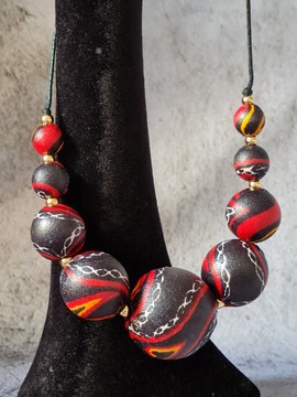 Collier YEMOJA TOGUH noir en perles WAX tissu-pagnes