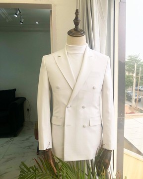 Un costume blanc à double boutonnage!