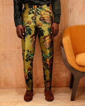 Une nuance mixte de vert avec une touche de pantalon en jacquard imprimé doré.