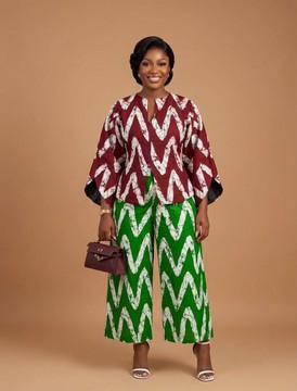 Ensemble deux pièces vibrant en batik Adire à zigzags, avec haut et pantalon à jambes larges