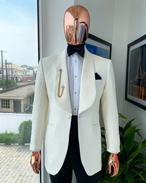 Un costume à revers châle jacquard motif cercle blanc ivoire