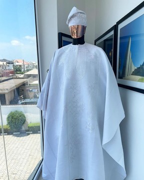 Un agbada blanc royal monochrome, dashiki, sokoto. Agbada