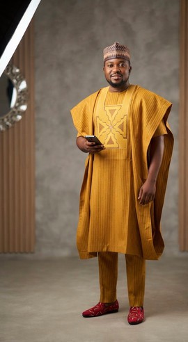 Ensemble de tenue traditionnelle africaine pour homme.