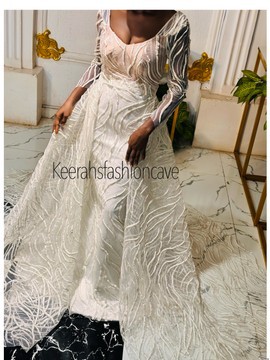 Robe de mariée longue blanche en dentelle avec traîne