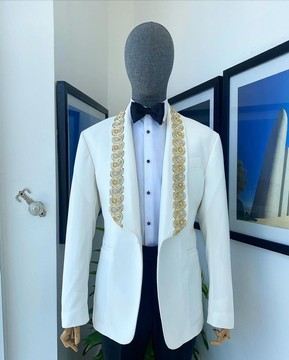 Un costume à revers châle blanc ivoire monochrome "Vegas" rechargé