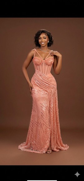 Robe corset pêche ornée de perles avec broderies géométriques