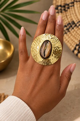 ZURI- la bague en cauris marron