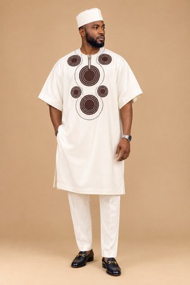 Kaftan agbada africain crème pour homme avec broderie de cercles marrons et bonnet assorti