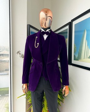 Un costume de smoking en velours violet aubergine à revers châle.