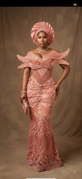 Robe traditionnelle perlée pêche et corail