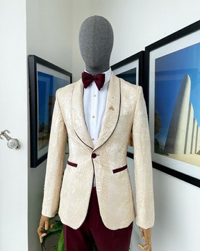 Un costume jacquard à revers châle bordeaux à motif de volants dorés dispersés «mandarin»