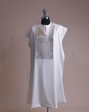 Une pagode blanc ivoire, chinoiserie chic avec des couches de détails de broderie en fil métallique agbada