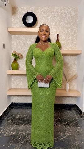Robe midi/maxi vert olive en dentelle à manches évasées