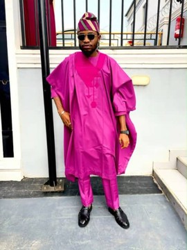 Robe Agbada magenta pour homme avec broderies – Tenue traditionnelle trois pièces