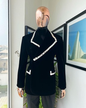 Un costume de smoking monochrome «troupeau» noir anthracite en velours trempé à revers en pointe.