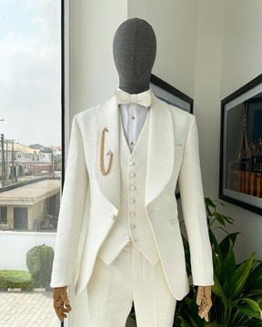 Un costume jacquard à motifs japonais blanc ivoire, revers châle, intersection de lignes « labyrinthe »