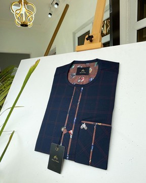 Un caftan sur mesure pour homme bleu marine &amp; Onion Check.