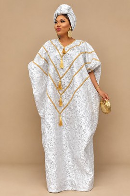 Robe Bubu blanche en dentelle florale avec bordures dorées, pompons et Gele assorti
