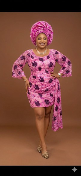 Robe courte en dentelle à motifs