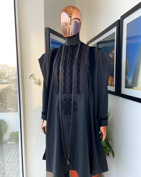 Une broderie monochrome noir anthracite avec un caftan détaillé en velours noir trempé