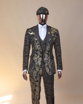 Le costume en jacquard métallisé à revers cranté en édition limitée « gogo » en tissu jacquard mélangé doré et noir.