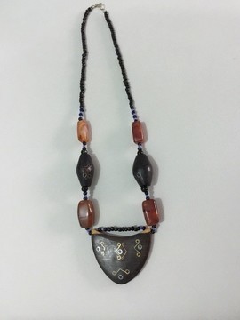 Women's necklace in agate pearl and ebony wood