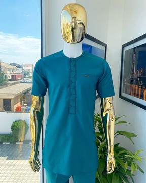Une broderie vert émeraude détaillant le caftan du sénateur africain originaire.