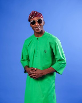 Un double panneau gauche vert cool avec des détails de boucles en métal, caftan à manches 3/4