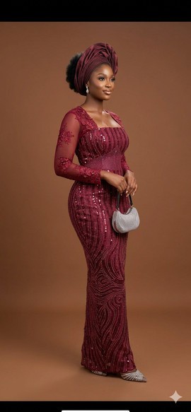 Robe colonne corset en dentelle et sequins bordeaux