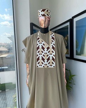 Une tortilla marron, motif de broderie tettri en couches détaillant agbada