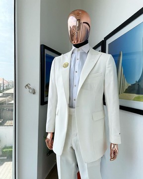 Un costume, une chemise et un pantalon monochrome à revers en pointe blanc ivoire