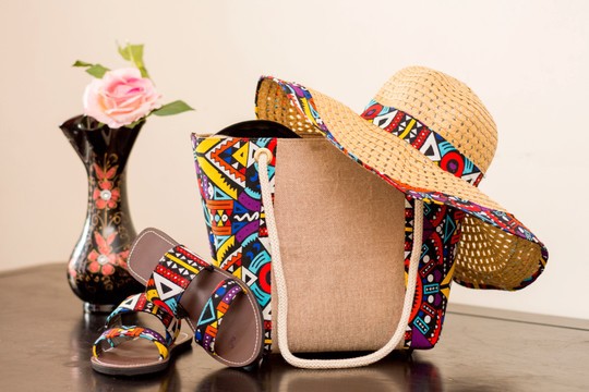 Un ensemble de sac fourre-tout ankara, sandales ankara et chapeau d'été ankara, sac fourre-tout de plage, chapeau ankara