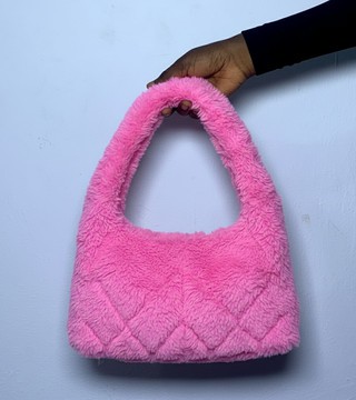 Sac à bandoulière rose duveteux, chic et douillet