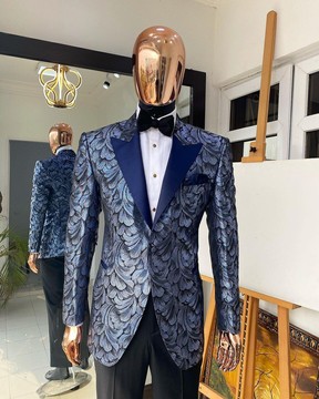 Un costume blazer bleu marine en jacquard à motif floral et revers en pointe