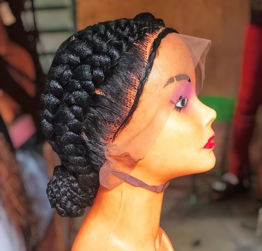 Perruque tressée en chignon élégante pour femme africaine, pour mariages/occasions spéciales/beaux jours