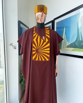 Un brun cannelle, coucher de soleil à l'est broderie or mixte détaillant Agbada