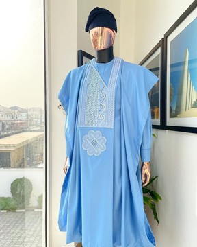 Une broderie bleu ciel, Spirale &amp; broderie carrée taraudée, Pierre Swarovski détaillant agbada