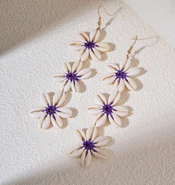 Magnifique paire de boucles d'oreilles en cauris