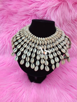 Collier de coquillages cauris , collier africain , cauris , collier de coquillages