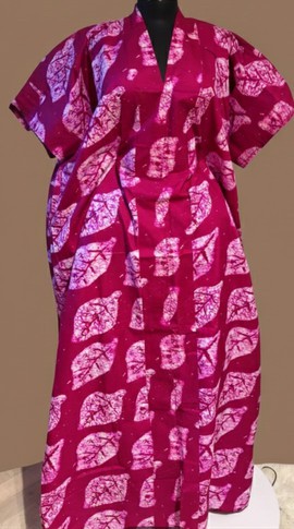 Robe kimono élégante couleur bordeaux à motifs de feuilles, pour un style sans effort
