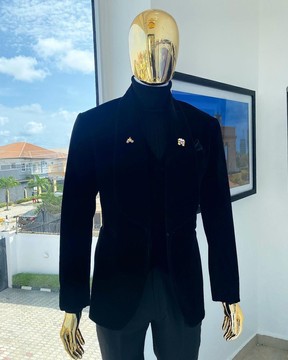 Un costume de smoking noir anthracite en velours trempé