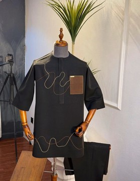 Haut traditionnel noir pour homme avec broderie dorée en forme de vague et poche marron – Ensemble caftan deux pièces