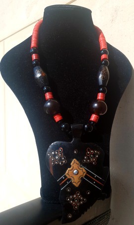 Beautiful necklace in ebony and bronze