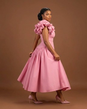 Robe midi ajustée et évasée à épaules volantées 👗
