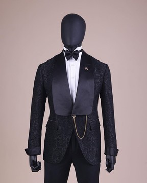 Un costume de smoking noir anthracite en jacquard à revers châle et motif océan