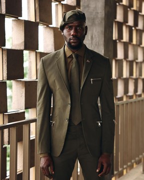 Un costume monochrome vert armée à revers cranté « Junta »